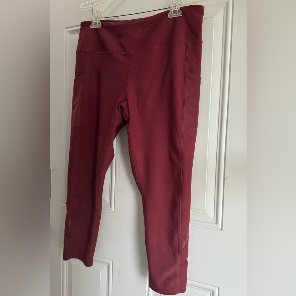 EUC Mondetta Performance Luxury Mesh Pockets High Waisted Athletic Capri Legging
